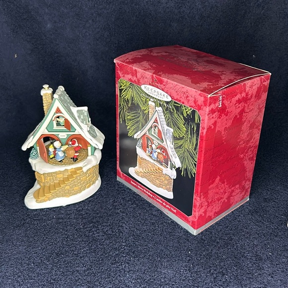 Hallmark “Santa’s Merry Workshop” Music Box with Movement 1998, Vintage - Picture 1 of 9